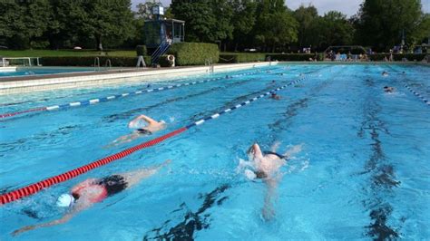 Las mujeres ahora pueden nadar en topless en las piscinas de Berlín, un reflejo de la tradición alemana de la desnudez